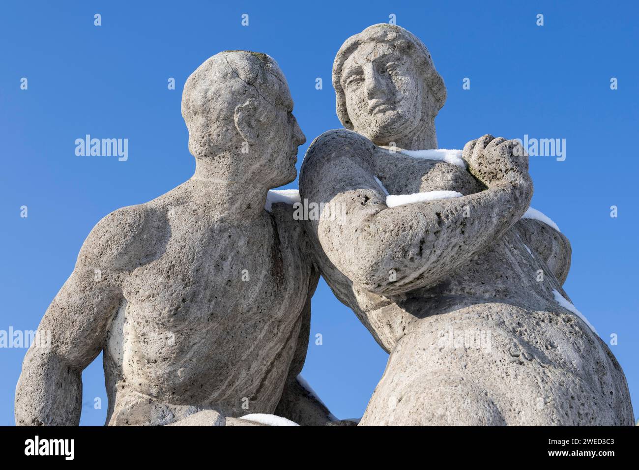 Figure di arenaria ricoperte di neve della mitologia greca presso la storica torre dell'acqua di Mannheim, Baden-Wuerttemberg, Germania Foto Stock