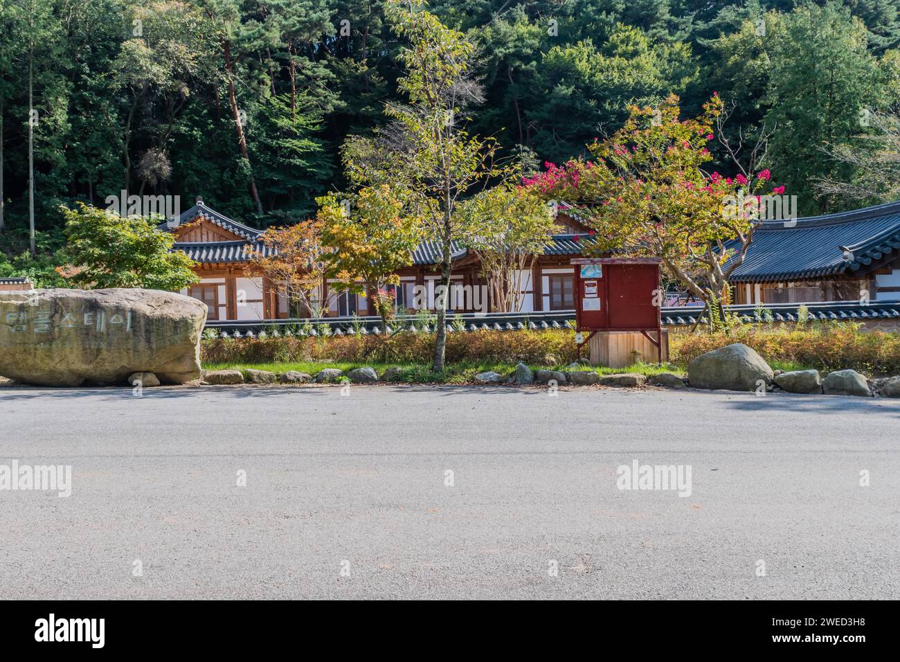 Edifici utilizzati per i residenti del tempio al tempio di Geumsansa, con lussureggianti alberi verdi sullo sfondo a Gimje-si, Corea del Sud Foto Stock