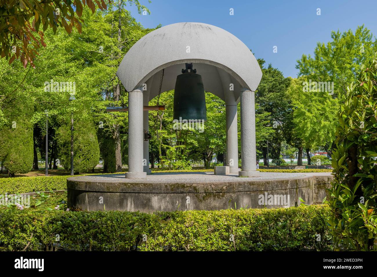 La Campana della Pace si trova nel Parco Memoriale della Pace di Hiroshima a Hiroshima, Giappone Foto Stock