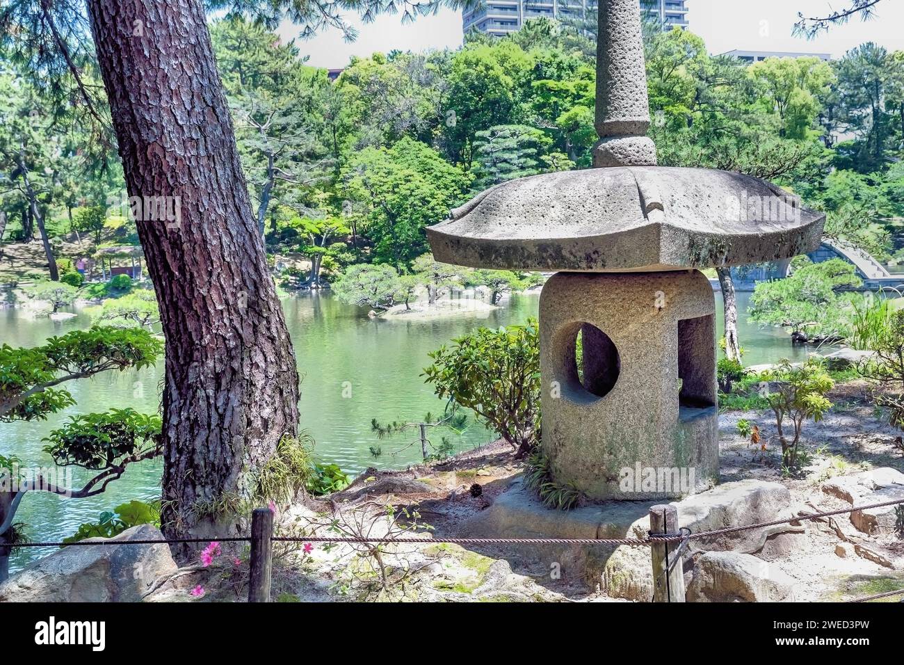 Grande lanterna in pietra nei giardini Shukkeien a Hiroshima, Giappone Foto Stock