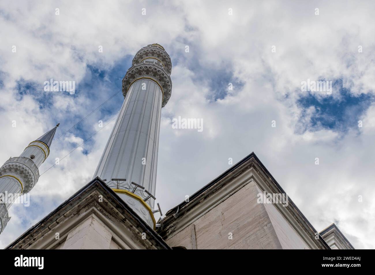 Vista verticale dei minareti conici della moschea situata a Istanbul, Turkiye Foto Stock