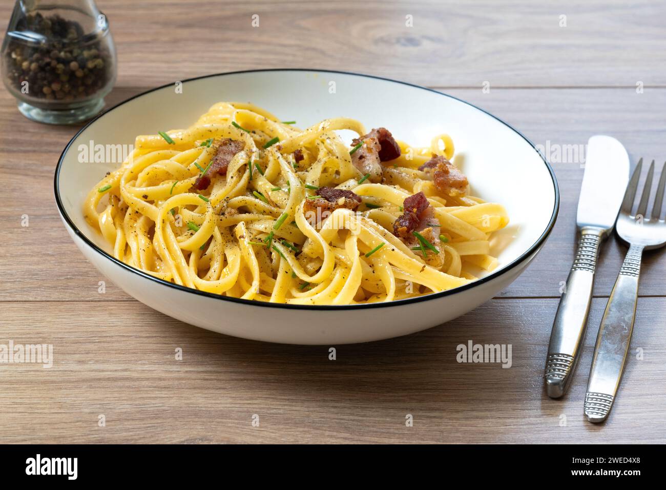 carbonara di pasta fatta in casa con parmigiano e pepe Foto Stock