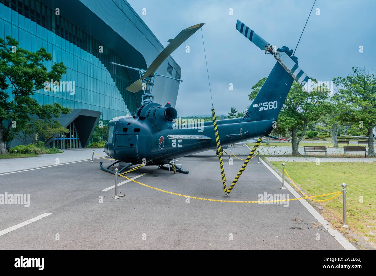 Bell UH-1B elicottero su marciapiede al museo sotto il cielo nuvoloso a Jeju, Corea del Sud Foto Stock