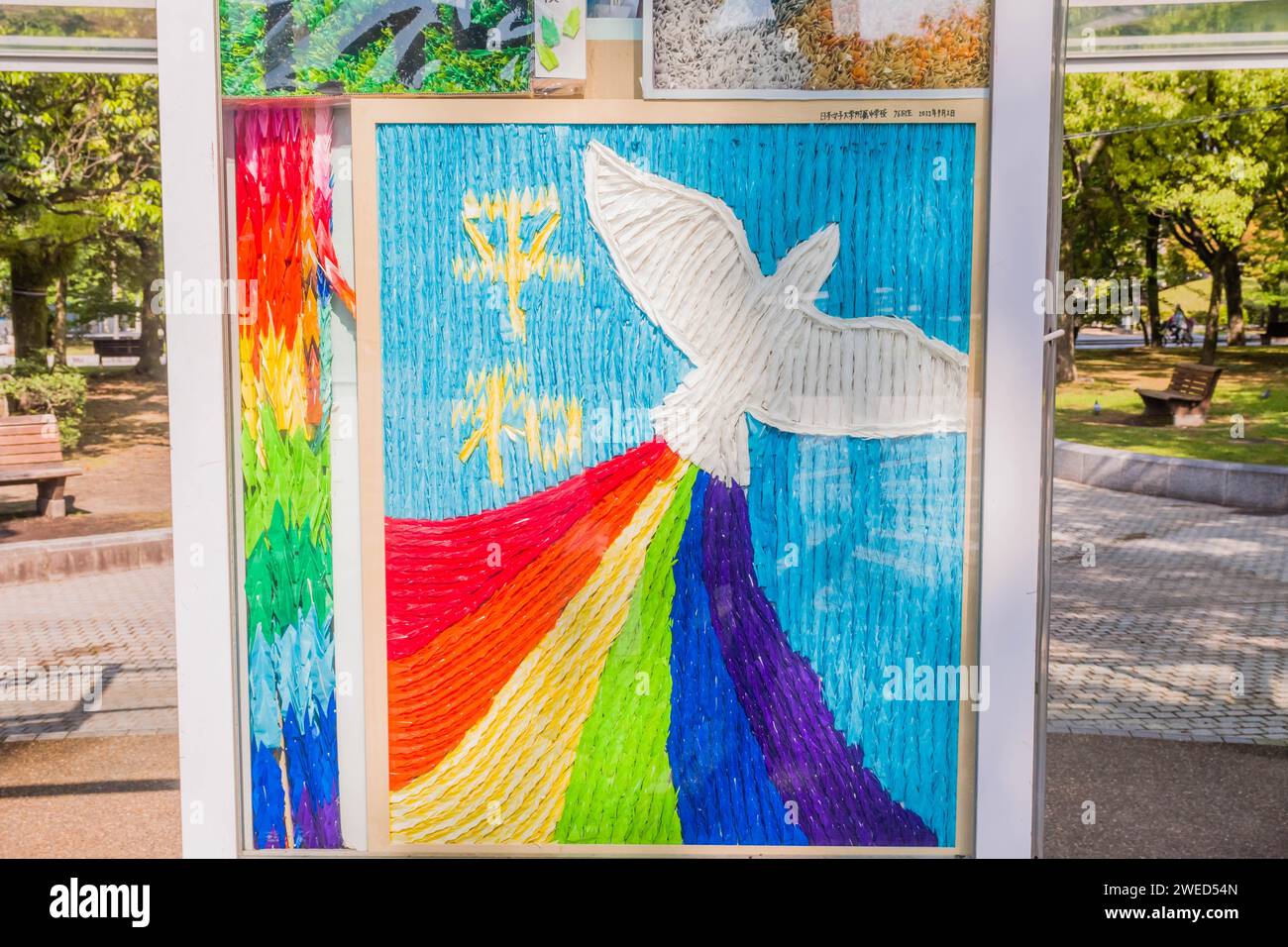 Opere d'arte della pace di Origami colombe al Children's Peace Monument di Hiroshima, Giappone Foto Stock