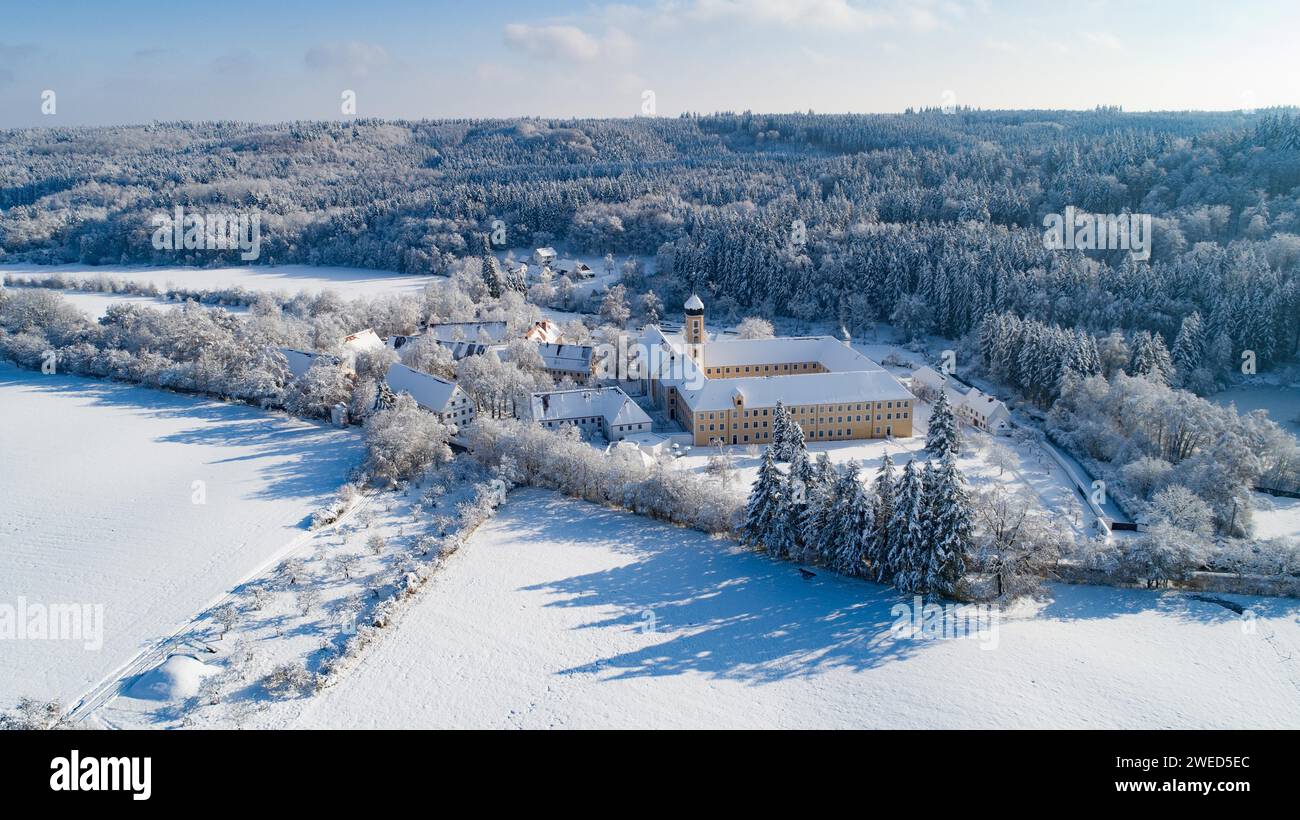 Vista aerea dell'abbazia cistercense di Oberschoenenfeld vicino ad Augusta nel parco naturale Western Forests, Swabia, Bavaria, Germania Foto Stock