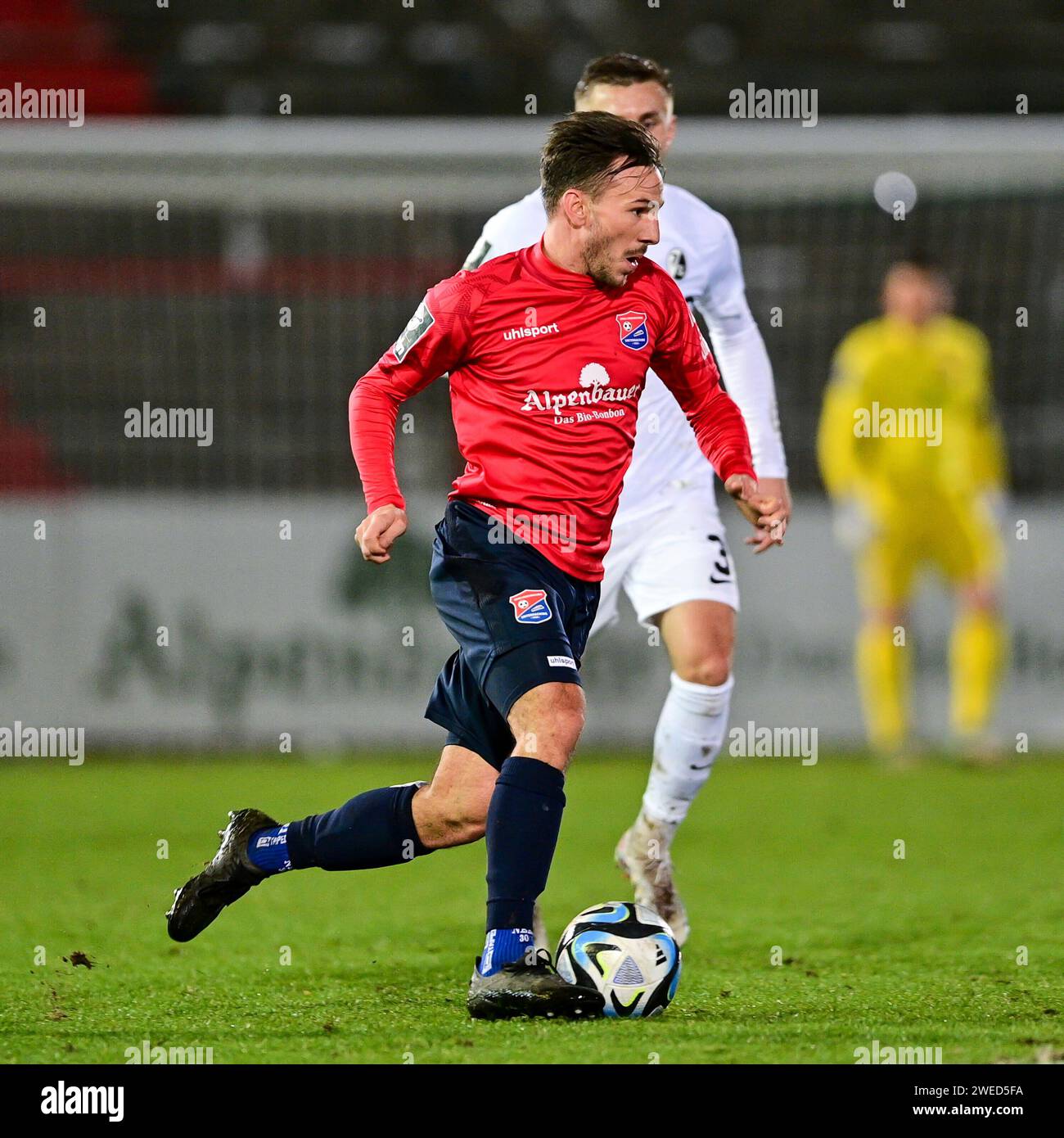 Unterhaching, Deutschland. 24 gennaio 2024. Simon Skarlatidis (Unterhaching, 30) AM Ball, 24.01.2024, Unterhaching (Deutschland), Fussball, 3) LE NORMATIVE LIGA, SPVGG UNTERHACHING - SC FREIBURG II, DFB/DFL VIETANO L'USO DI FOTOGRAFIE COME SEQUENZE DI IMMAGINI E/O QUASI-VIDEO. Credito: dpa/Alamy Live News Foto Stock