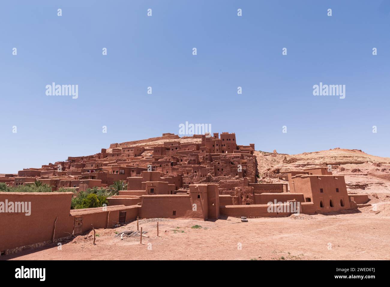 Kasbah Ait Ben Haddou vicino a Ouarzazate, Marocco: Un sito patrimonio dell'umanità dell'UNESCO e una cittadella desertica, che conserva il fascino storico dell'architettura berbera Foto Stock