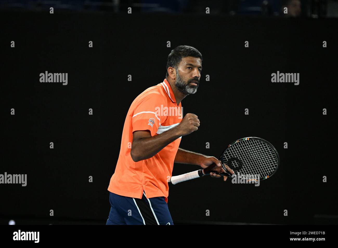Melbourne, Australia. 25 gennaio 2024. Rohan Bopanna dell'India, il più vecchio giocatore degli Australian Open, in coppia con Matthew Ebden dell'Australia durante la loro semifinale di doppio maschile contro Tomas Machac della Repubblica Ceca e Zhizhen Zhang della Cina nel giorno 12 dell'Australian Open 2024 al Melbourne Park di Melbourne, giovedì 25 gennaio 2024. (AAP Image/James Ross) NESSUNA ARCHIVIAZIONE, SOLO USO EDITORIALE credito: Australian Associated Press/Alamy Live News Foto Stock