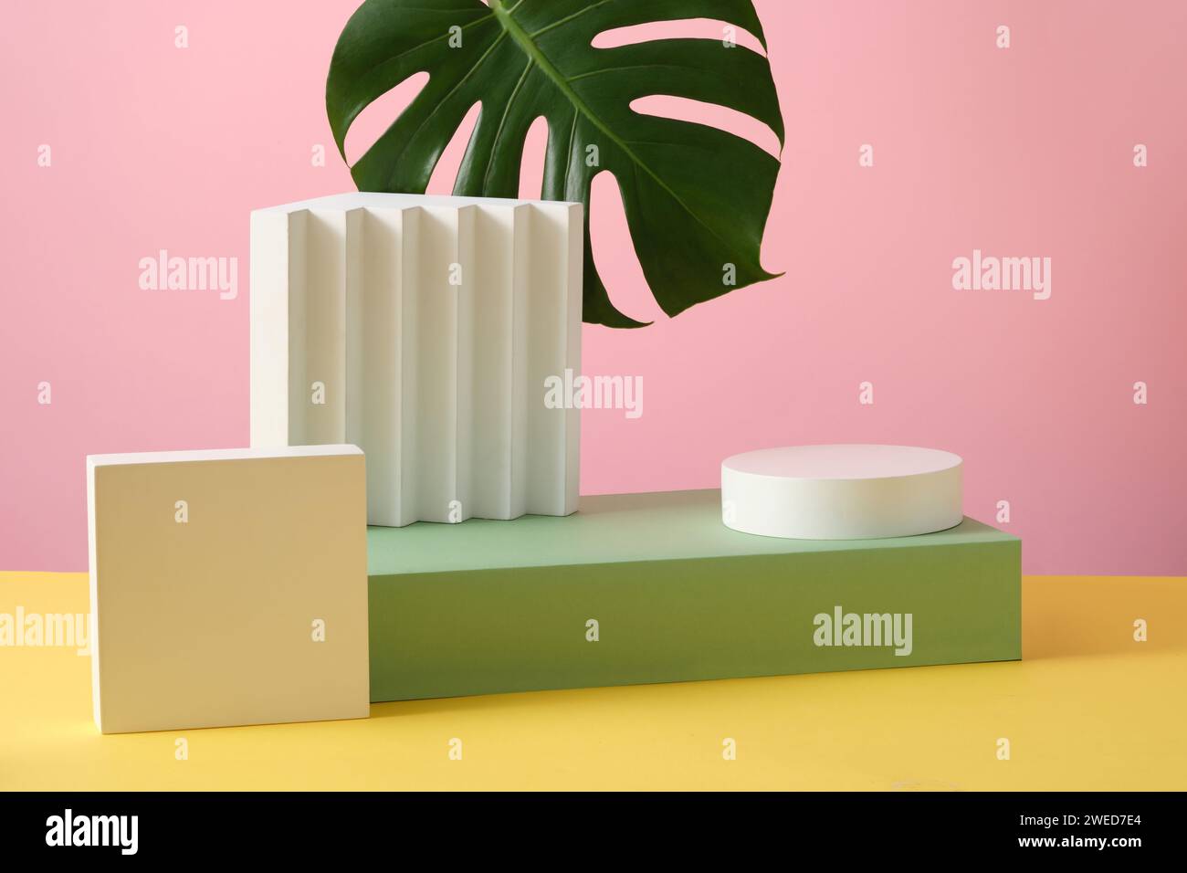 Podio rettangolare con podio rotondo impilato e podio quadrato accanto. Scenografia minimalista con piattaforma a podio geometrica Foto Stock