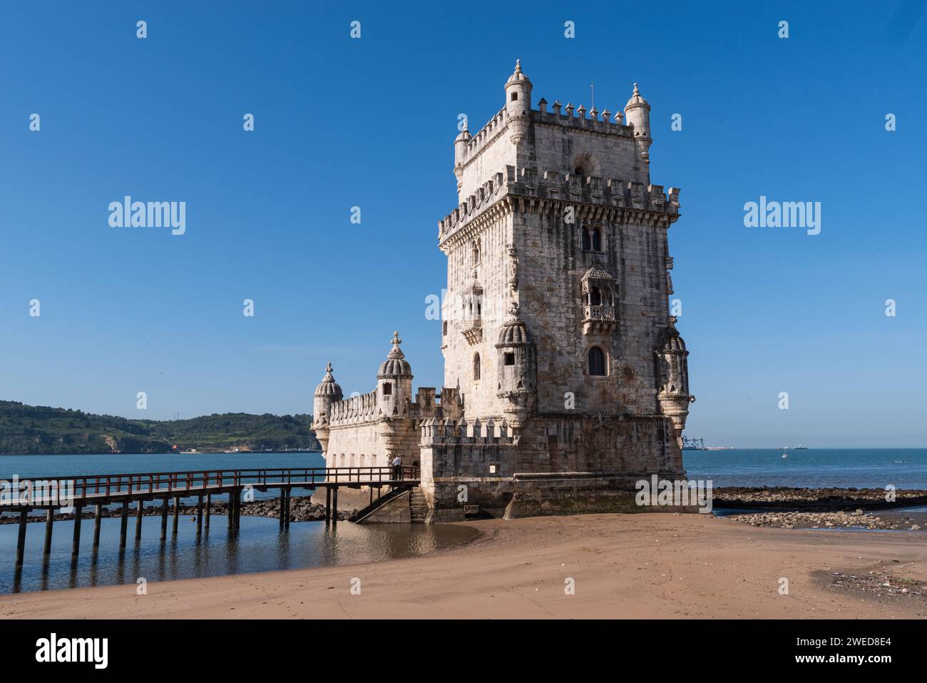 Esplora la Torre di Belém di Lisbona: Un punto di riferimento storico vicino al fiume Tago, che intreccia la storia marittima del Portogallo Foto Stock