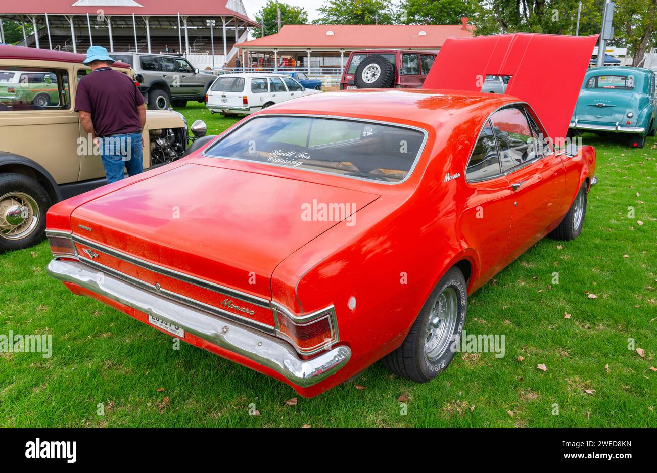 1968 Holden Monaro HK 253 V8 Trimatic Coupe in rosso ad un salone automobilistico al Glen Innes Showground Foto Stock