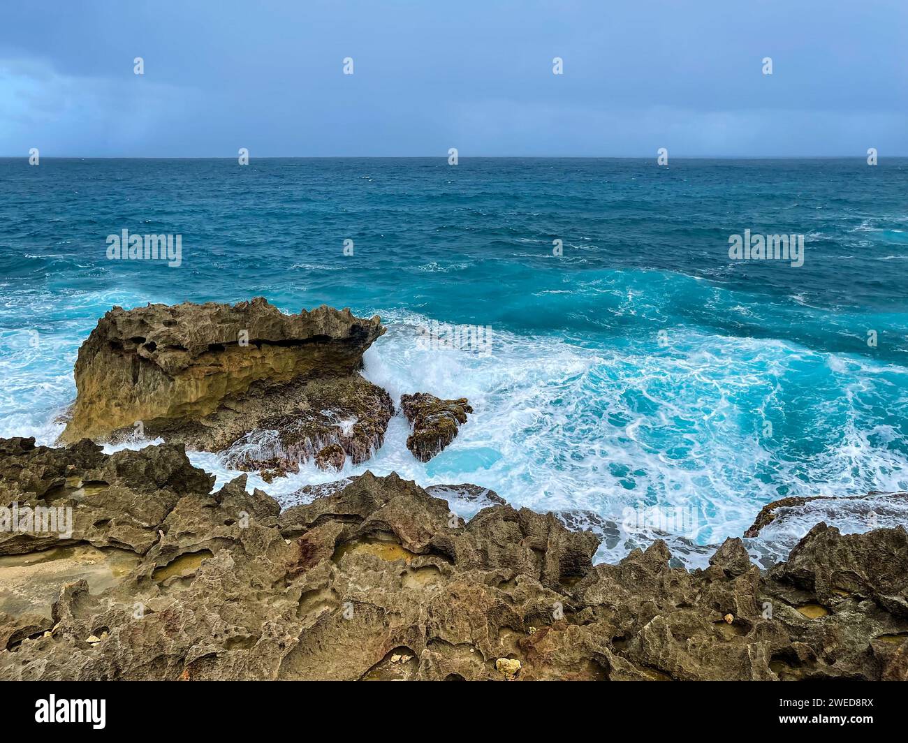 Catturando l'incantevole bellezza dei paesaggi di Porto Rico, dove l'oceano incontra le coste rocciose sotto l'ampio cielo Foto Stock