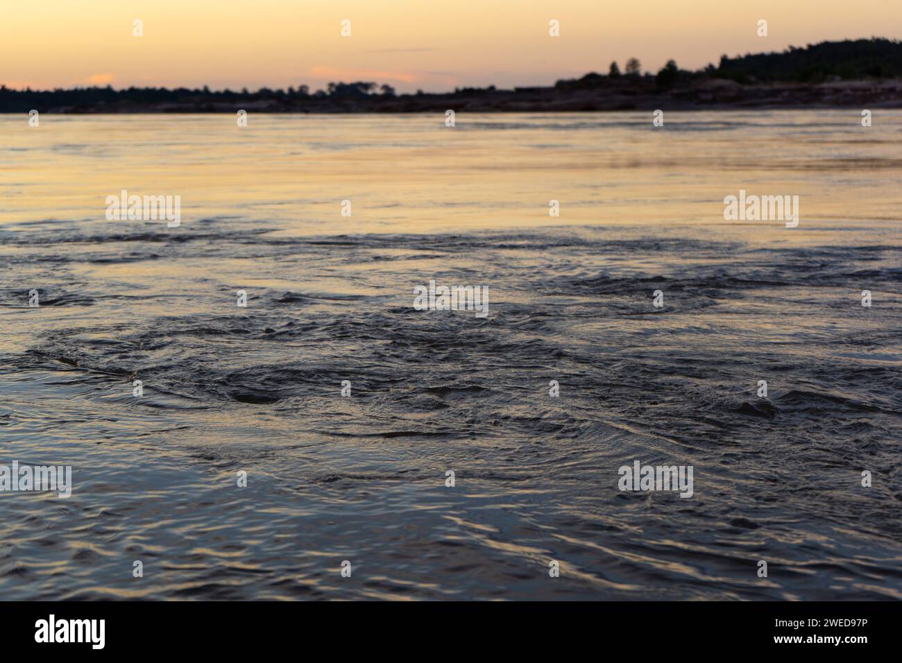 Superficie del fiume Mekong al crepuscolo Foto Stock