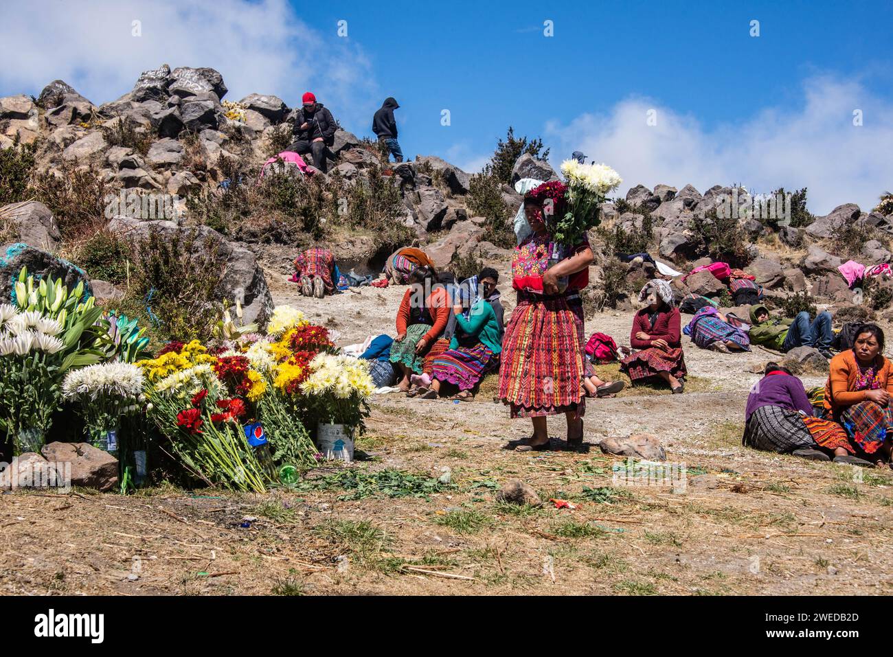 Cerimonia di culto maya in cima al vulcano di Santa Maria, Quetzaltenango, Guatemala Foto Stock
