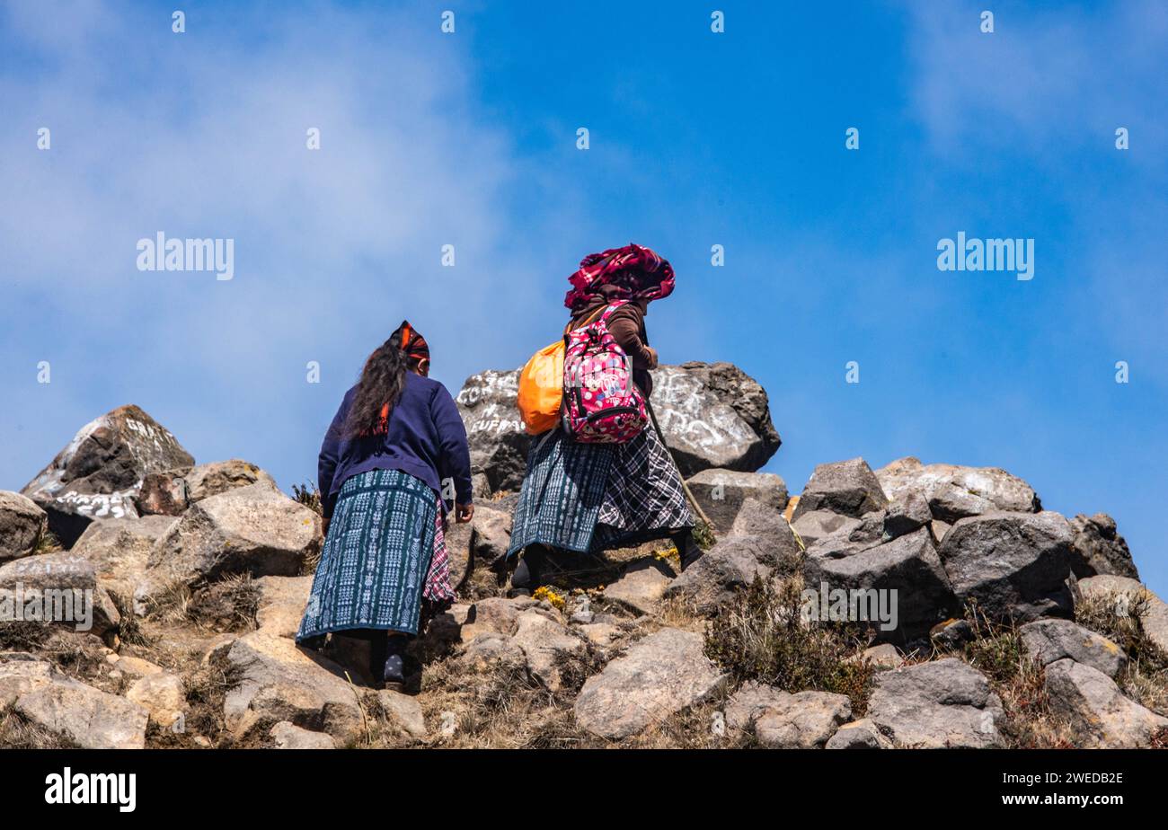 Cerimonia di culto maya in cima al vulcano di Santa Maria, Quetzaltenango, Guatemala Foto Stock