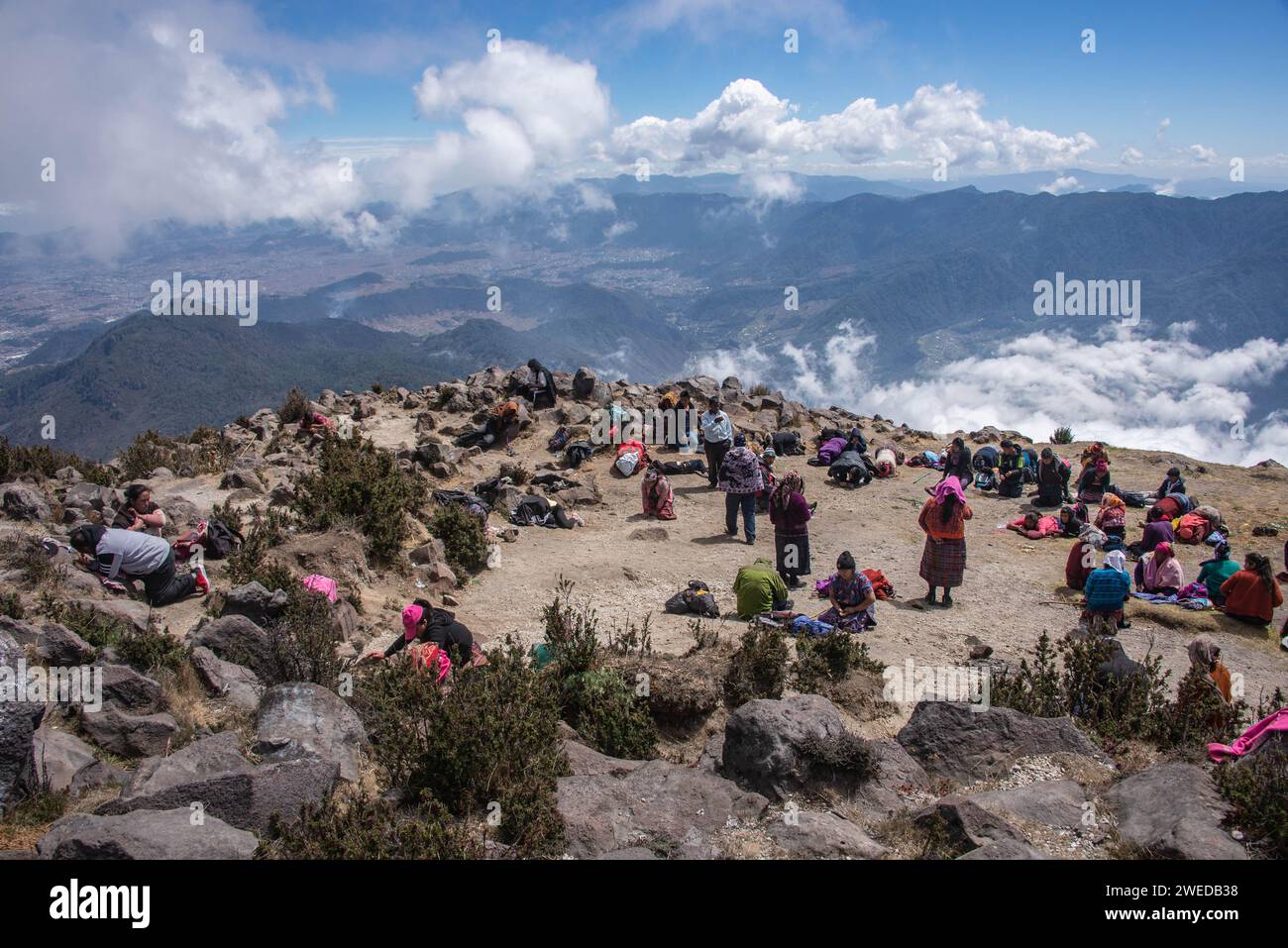 Cerimonia di culto maya in cima al vulcano di Santa Maria, Quetzaltenango, Guatemala Foto Stock