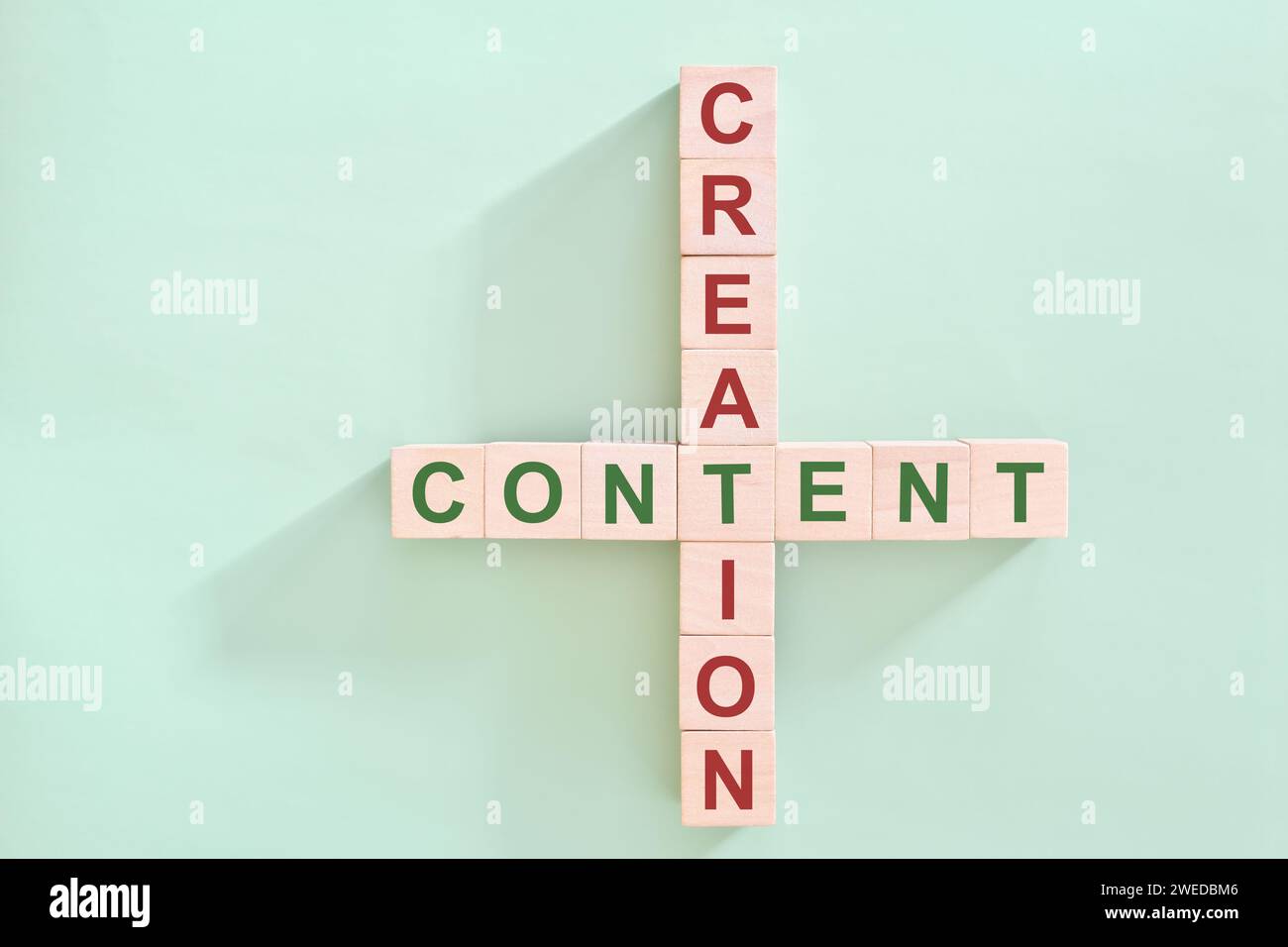 Concetto di creazione di contenuti. Tipografia a spiana puzzle crossword con sfondo verde. Foto Stock