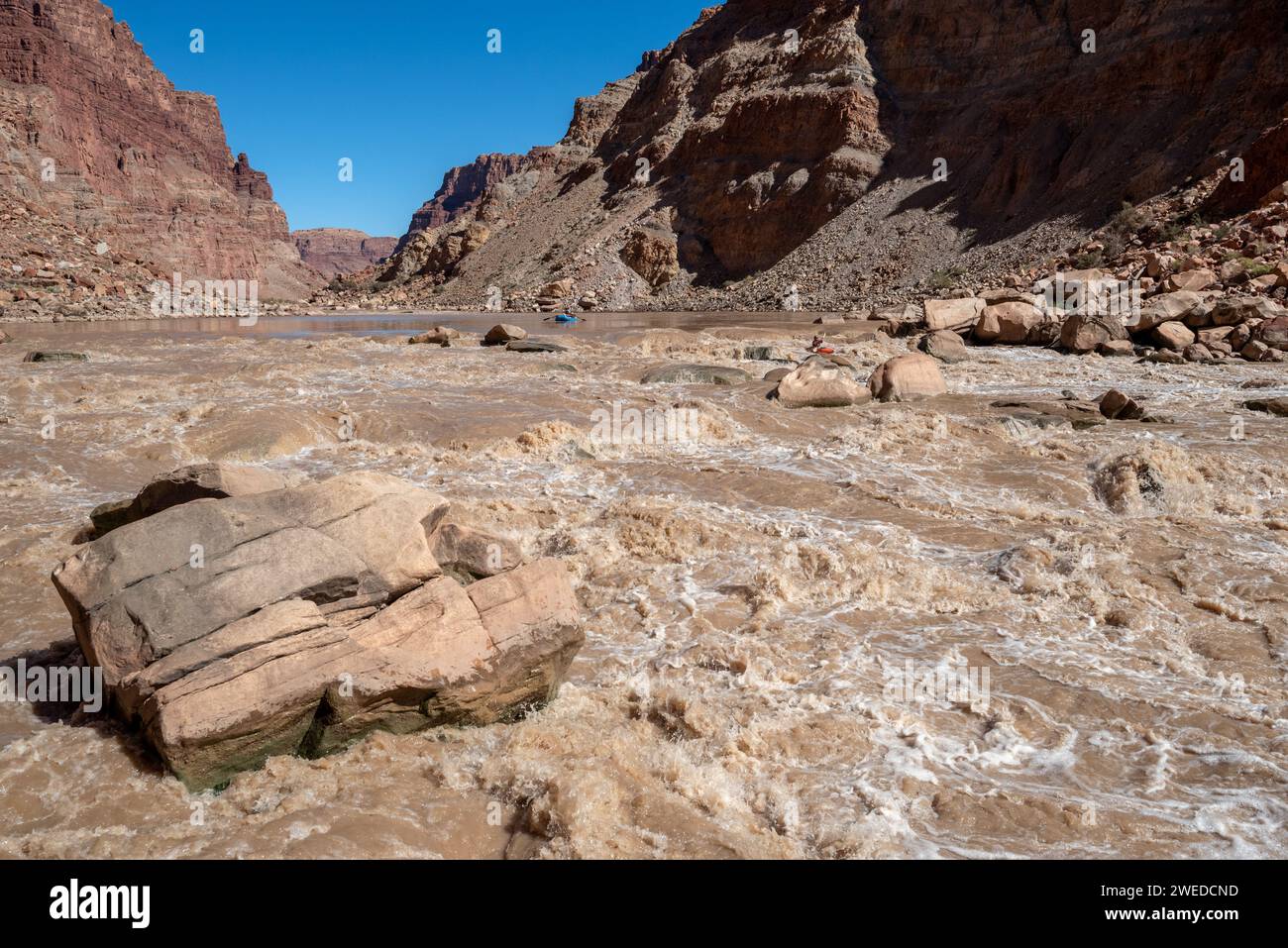 Si avvicina al Big Drop n. 3 (noto anche come Satan's Gut) sul fiume Colorado a Cataract Canyon, Utah. Foto Stock