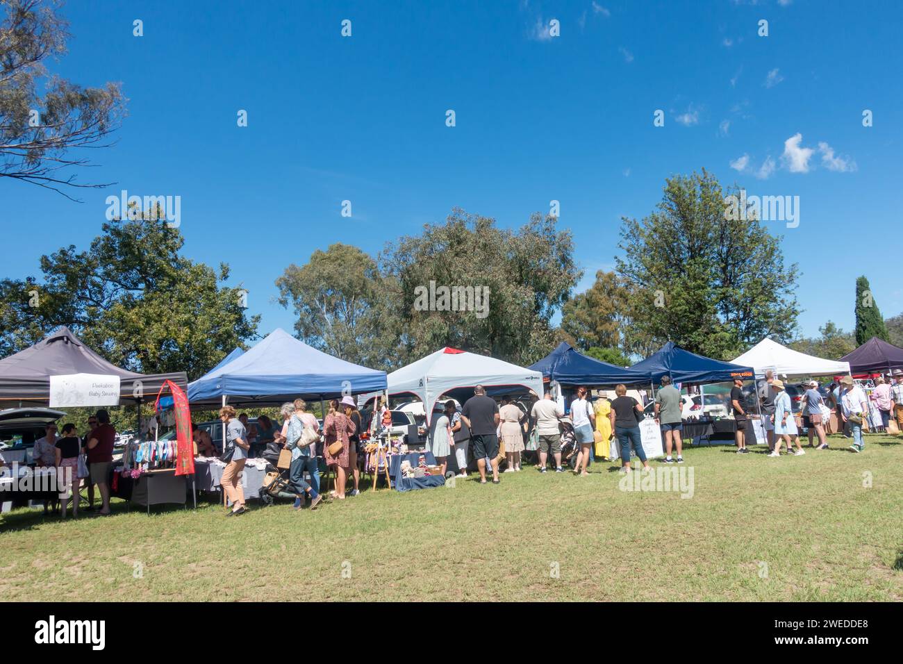 Folla al Currabubula Boutique Markets dicembre 2023, rurale NSW Australia. Foto Stock