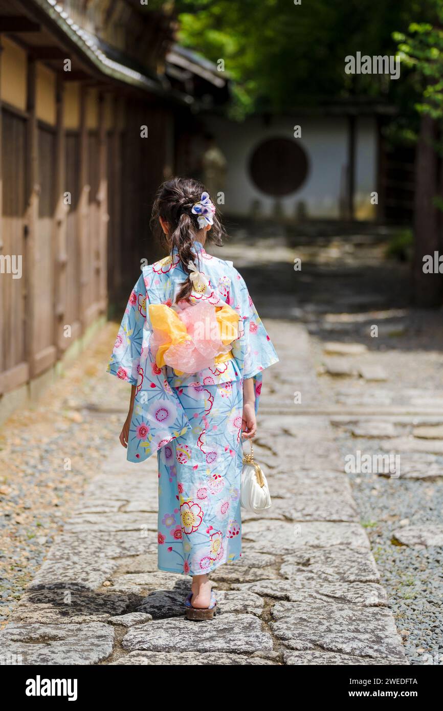 Carina bambina in abito kimono immagini e fotografie stock ad alta  risoluzione - Alamy
