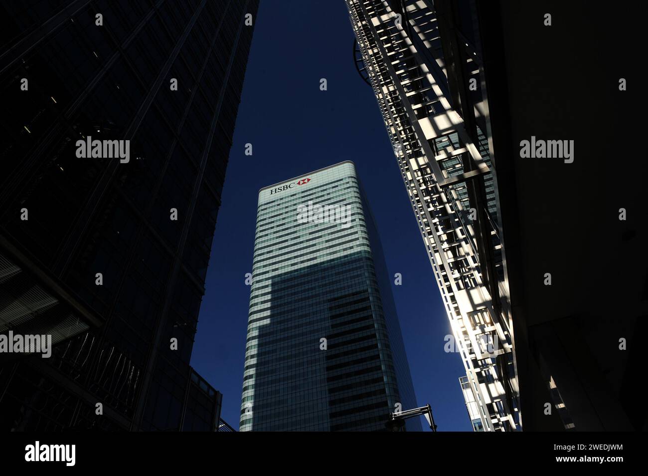 Foto del file datata 07/03/11 di una vista generale della HSBC Tower in Canada Square, Canary Wharf, Londra. Secondo una nuova analisi, le banche del Regno Unito hanno pagato quasi 14 miliardi di sterline in dividendi lo scorso anno, più di qualsiasi altro settore in quanto gli azionisti hanno incassato più denaro contante mentre i costi di indebitamento sono aumentati. HSBC ha dominato i pagamenti di dividendi nel Regno Unito oltre il 2023, società di servizi finanziari globale Computershare rilevata. Tra di loro, le banche distribuivano 13,8 miliardi di sterline in dividendi, il che significa denaro generato dai profitti assegnati agli azionisti. Data di emissione: Giovedì 25 gennaio 2024. Foto Stock