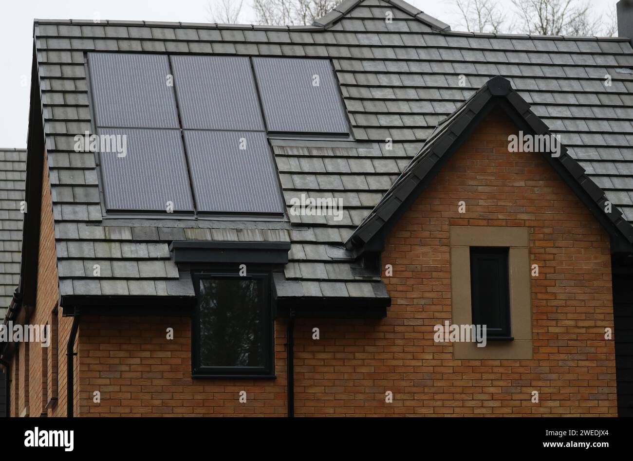 Foto del fascicolo datata 7/1/2020 di pannelli solari sul tetto di una proprietà. Lo scorso anno in Scozia sono state installate pompe di calore e sistemi di energia solare da record, come dimostrano i dati. La Fondazione MCS, che raccoglie i dati, ha affermato che 25.875 sistemi di energia solare sono stati installati nelle case e nelle aziende di tutto il paese nel 2023 - 56% in più rispetto al 2021 e 174% in più rispetto al totale del 2020. L'anno scorso sono state installate anche 6.388 pompe di calore, il 37% in più rispetto al 2021 e il 113% in più rispetto al 2020. Data di emissione: Giovedì 25 gennaio 2024. Foto Stock
