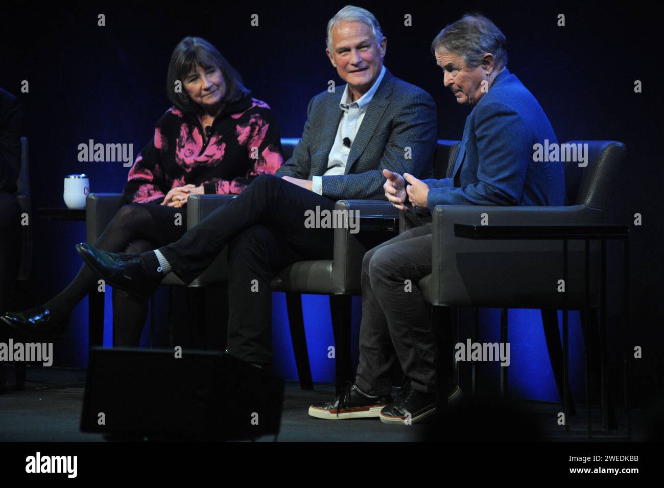 Mountain View, CA, Stati Uniti. 24 gennaio 2024. Mountain View, CA, Stati Uniti - il computer History Museum ha ospitato la divertente tavola rotonda dei primi creatori di Mac per celebrare il 40° anniversario del lancio del computer Macintosh di Apple. Il museo ha una collezione speciale di cimeli relativi a Mac in mostra fino a febbraio. Mike Murray racconta la storia dell'iconica pubblicità del Super Bowl che ha introdotto il Macintosh nel mondo nel 1984. (Immagine di credito: © Neal Waters/ZUMA Press Wire) SOLO USO EDITORIALE! Non per USO commerciale! Foto Stock