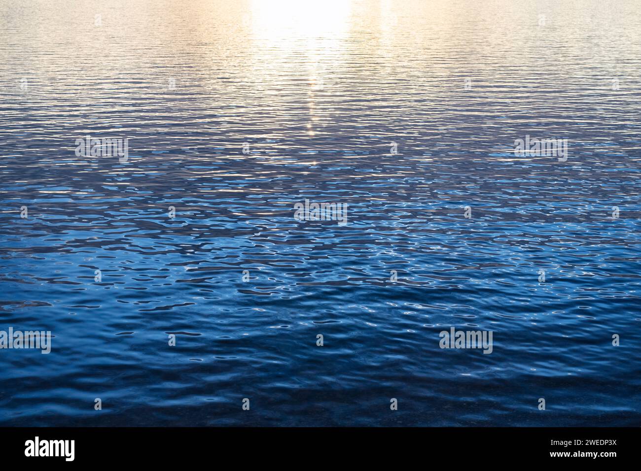 L'acqua al tramonto si ripete su un lago STILL in inverno. Lochindorb, Highlands, Scozia Foto Stock