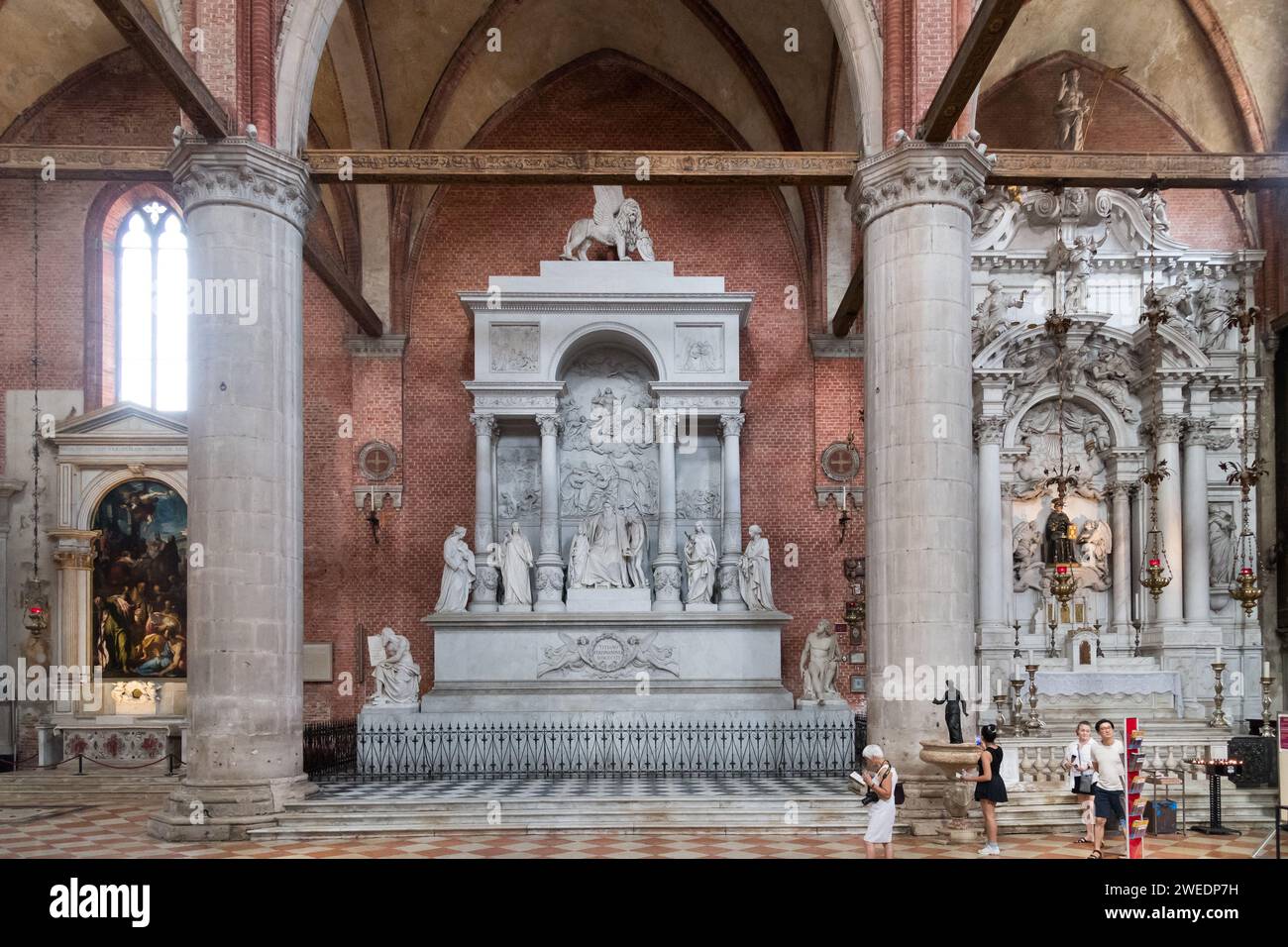 Altare con presentazione di Gesù al Tempio di Giuseppe porta chiamato Salviatti del XVI secolo, Tomba di Tiziano del XIX secolo di Luigi, Pietro A. Foto Stock