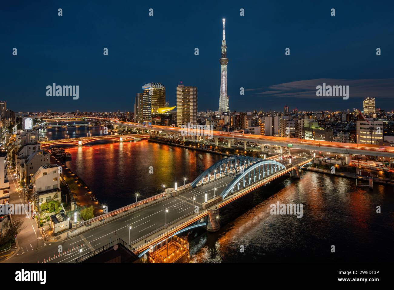 Paesaggio urbano di Tokyo con Tokyo Skytree e il fiume Sumida di notte a Tokyo, Giappone. Foto Stock