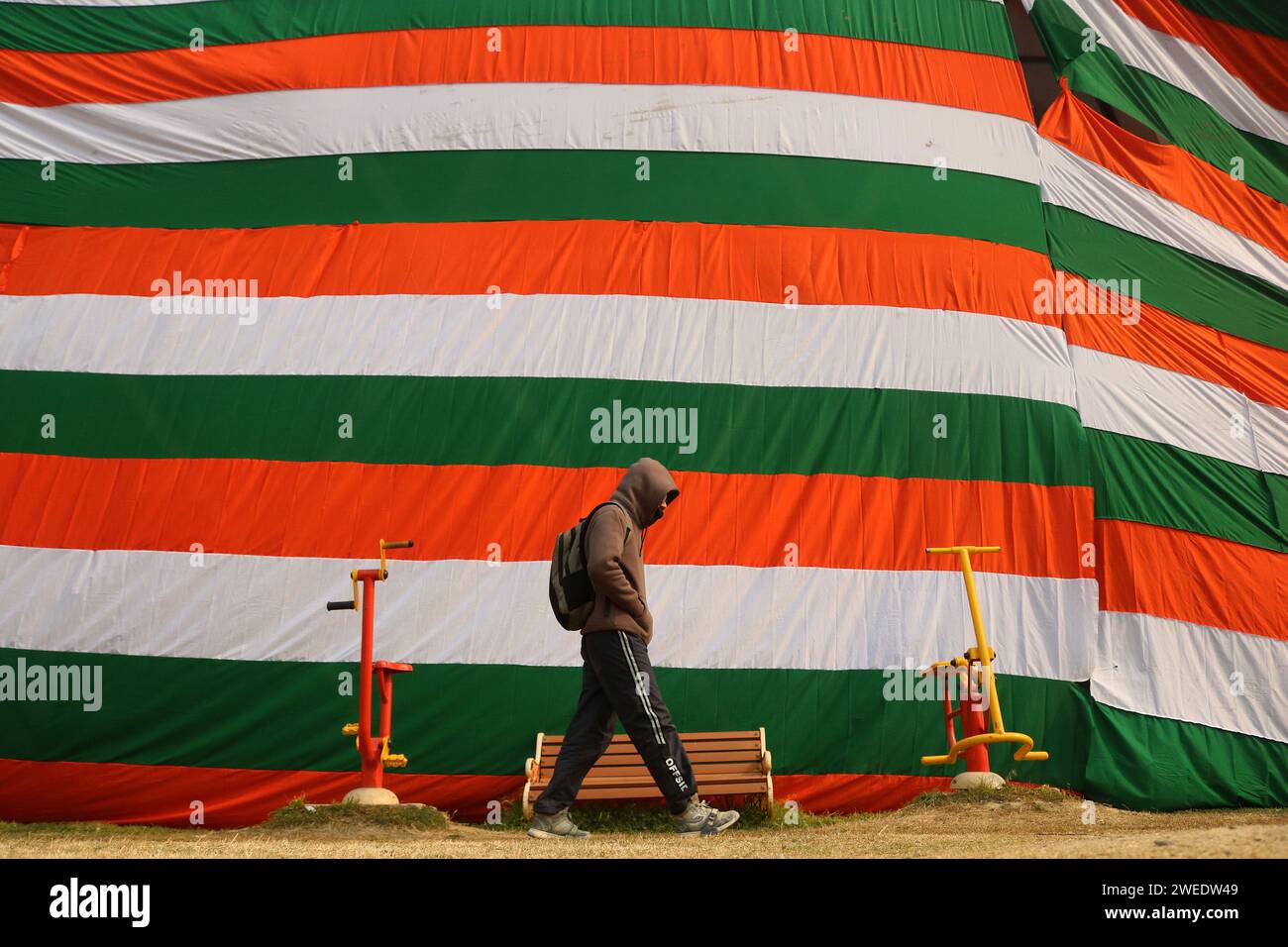 Non esclusiva: 23 gennaio 2024, Srinagar Kashmir, India : i dipendenti governativi ricoprono la periferia di un edificio dello stadio al coperto con un gigantesco indiano Foto Stock