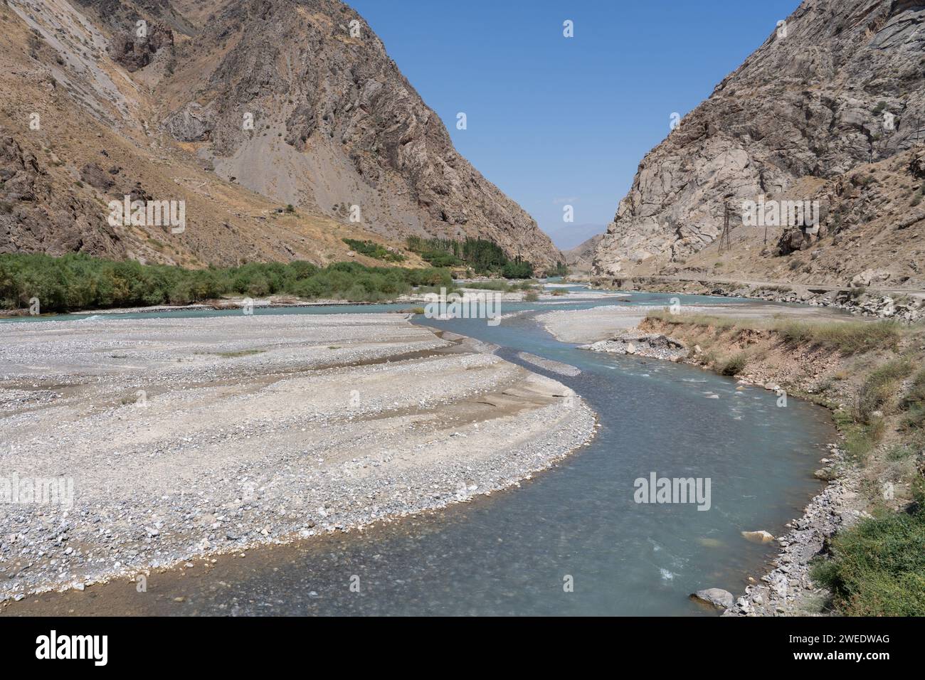 Vista panoramica della valle del fiume Shing vicino ai laghi di Marguzor, Sughd, Tagikistan Foto Stock
