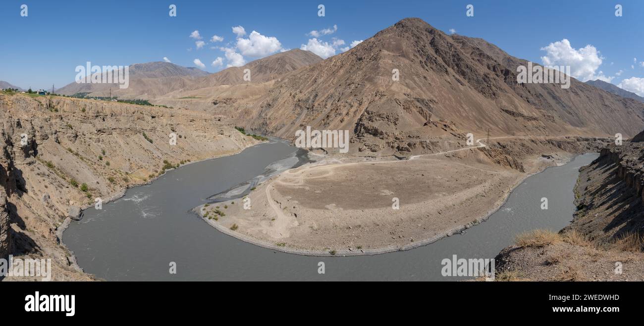 Vista panoramica della valle del fiume Zeravshan tra Aini e Panjakent nella provincia di Sughd, Tagikistan Foto Stock