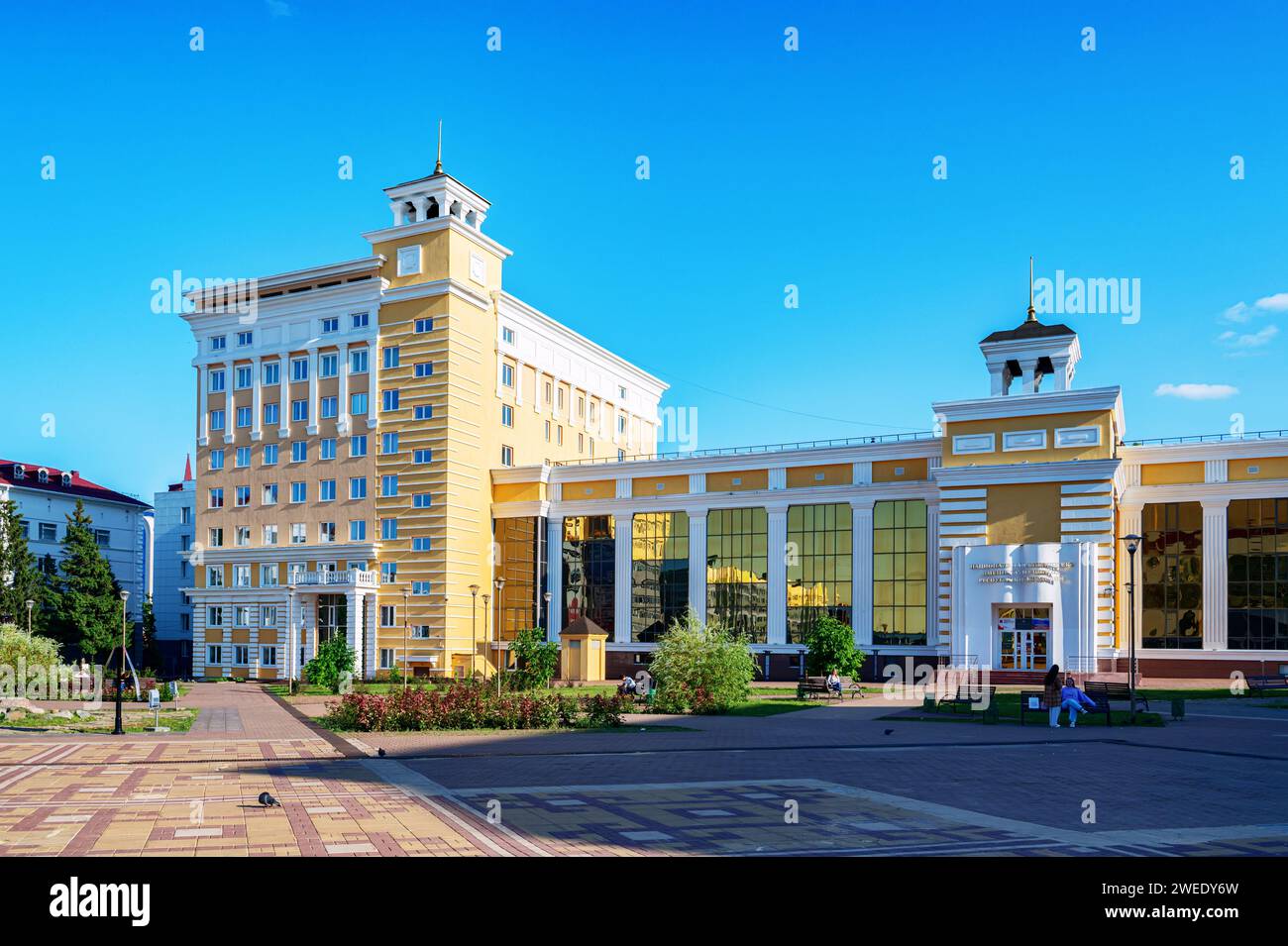 Saransk, Russia - 4 giugno 2023 - Biblioteca nazionale Alexander Pushkin della Repubblica di Mordovia in Millennium Square a Saransk. Foto Stock