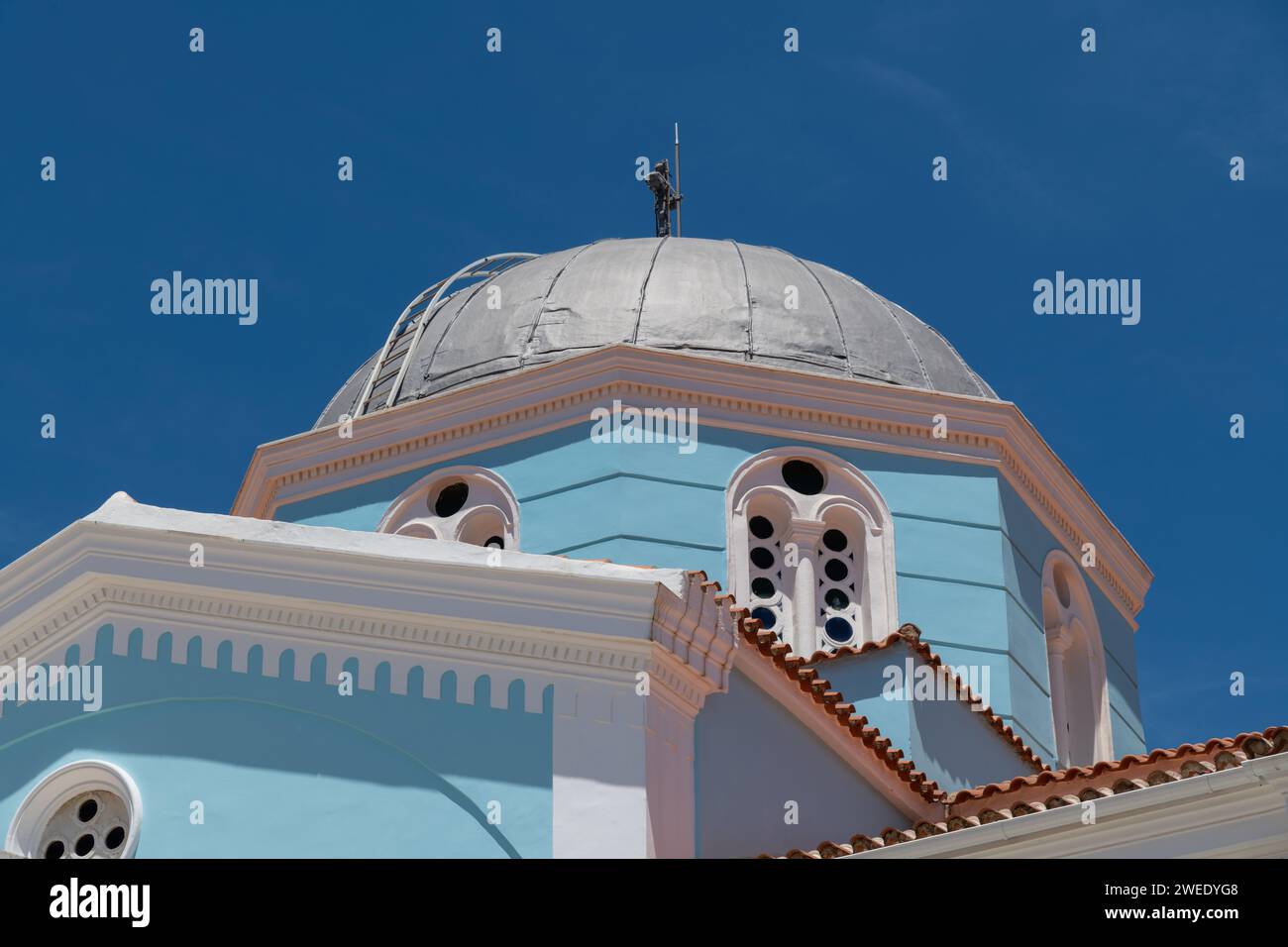 La bellissima chiesa blu di Agios Nicolaos a Kalamata, Grecia Foto Stock