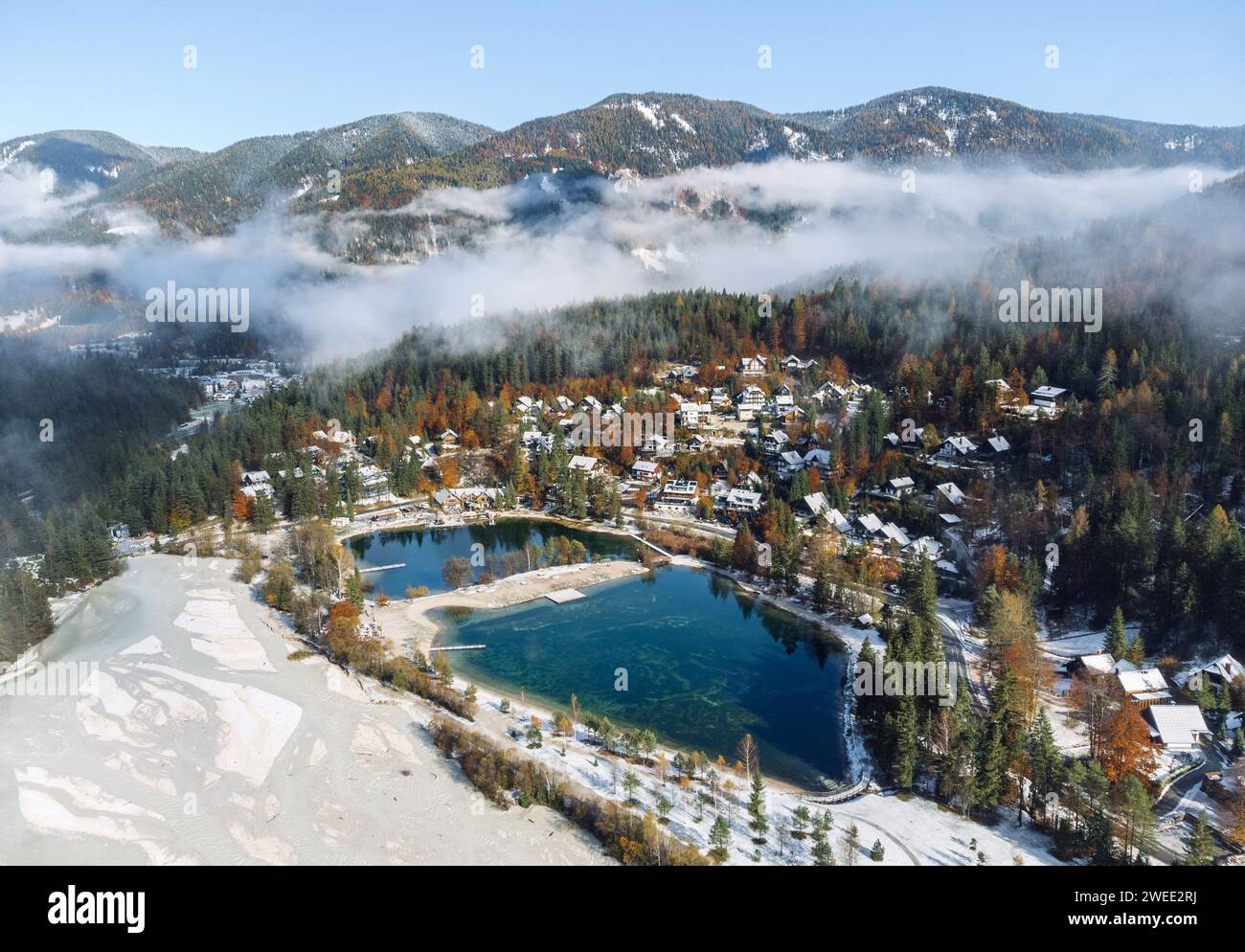 Vista aerea dell'idilliaco villaggio sul lago Jasna vicino a Kranjska gora in Slovenia in una fredda giornata autunnale Foto Stock