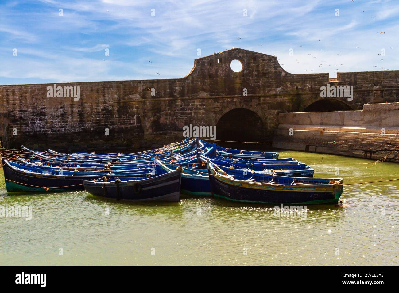 Barche da pesca in legno ormeggiate nel vecchio piccolo porto del forte di Essaouira. Marocco, Afric Foto Stock