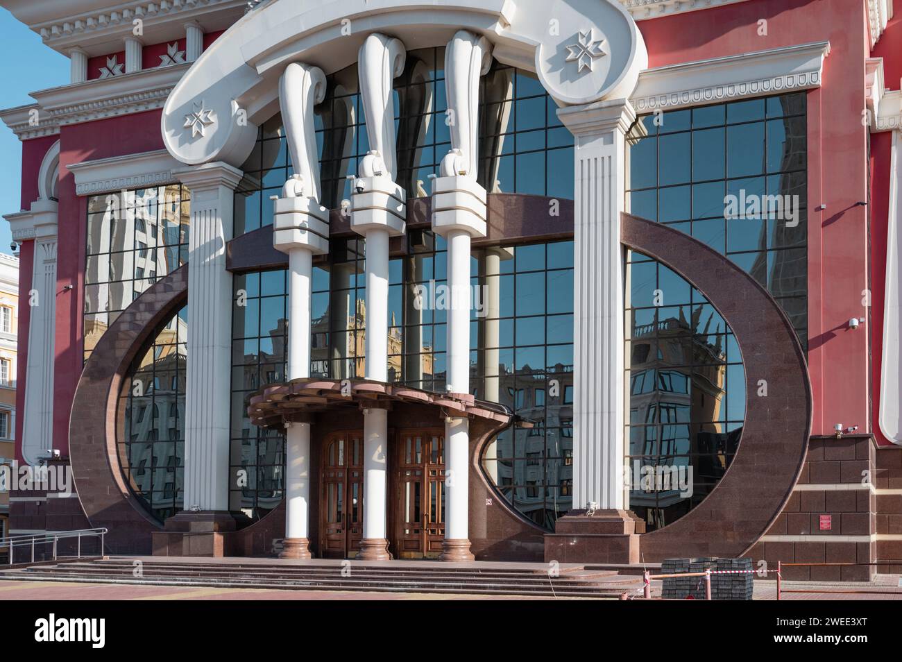 SARANSK, Russia - 4 giugno 2023: Colonne e un frammento della facciata dell'i.. Yaushev State Musical Theater. Teatro dell'Opera e del Balletto di Saransk. Foto Stock