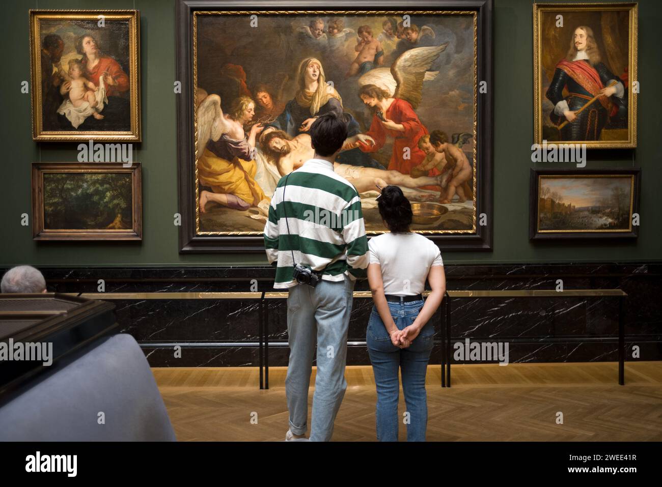 Giovane coppia che guarda la pittura nel museo Foto Stock