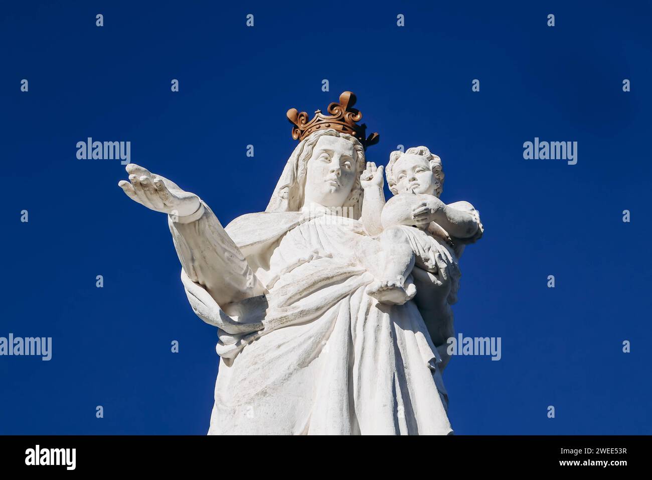 La Vergine di Monton, una statua di una Vergine con bambino situata in Francia a Veyre-Monton, nel dipartimento di Puy-de-Dome Foto Stock