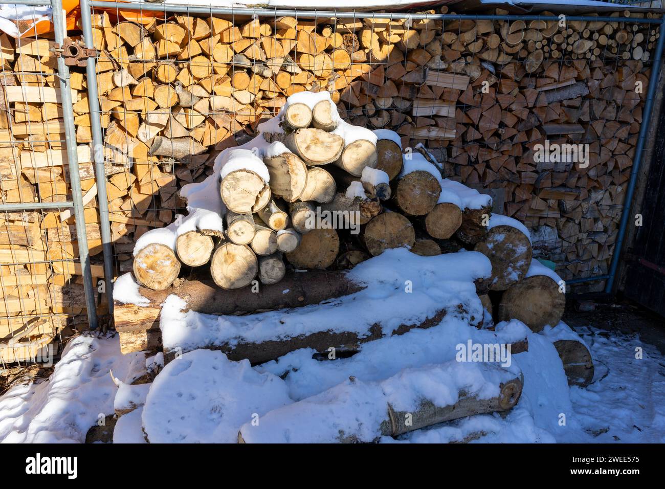 pila di legna da ardere con neve in inverno Foto Stock