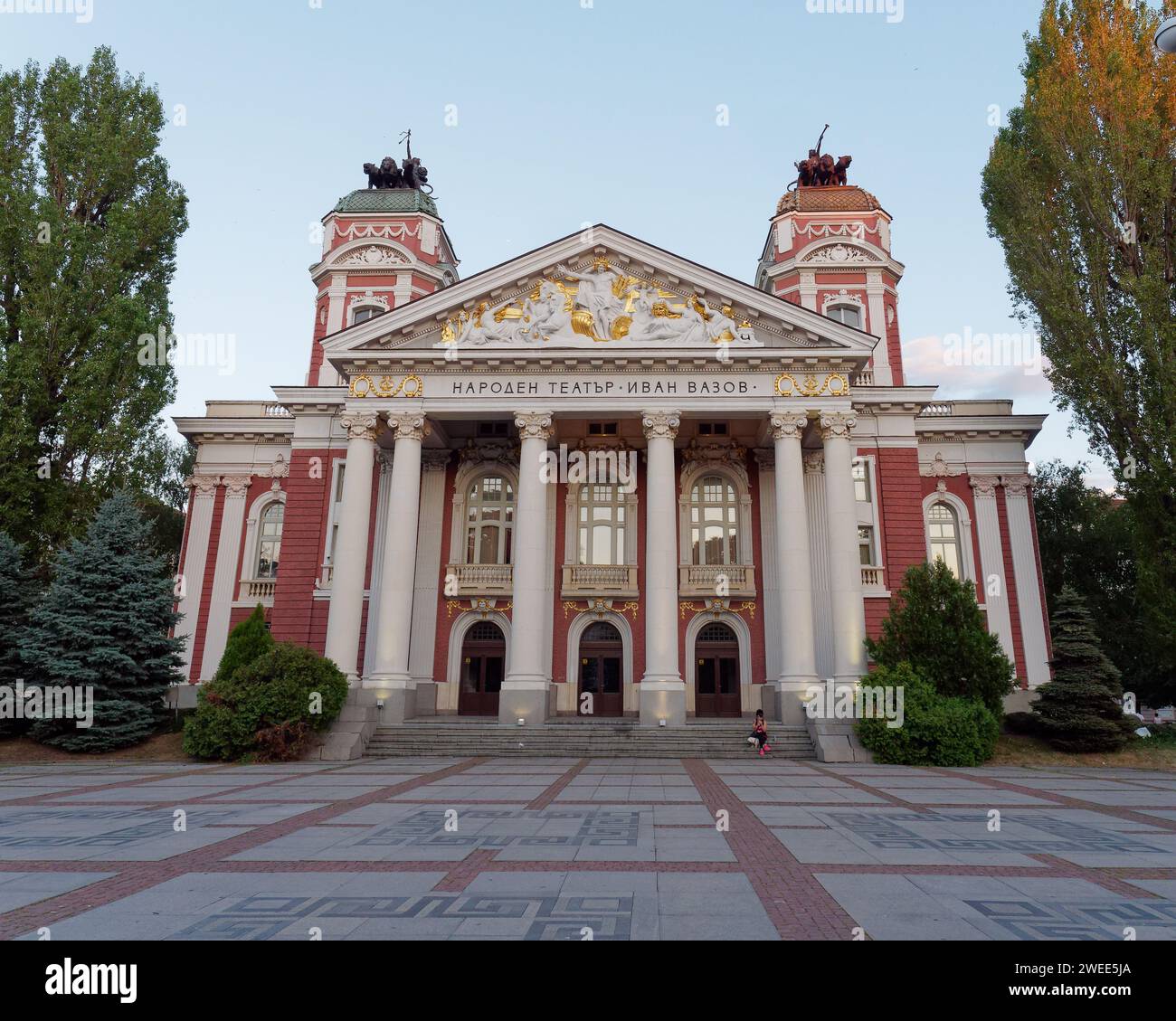 Ivan Vazov National Theatre, situato nella zona dei giardini della città, Sofia, Bulgaria. 29 luglio 2023 Foto Stock