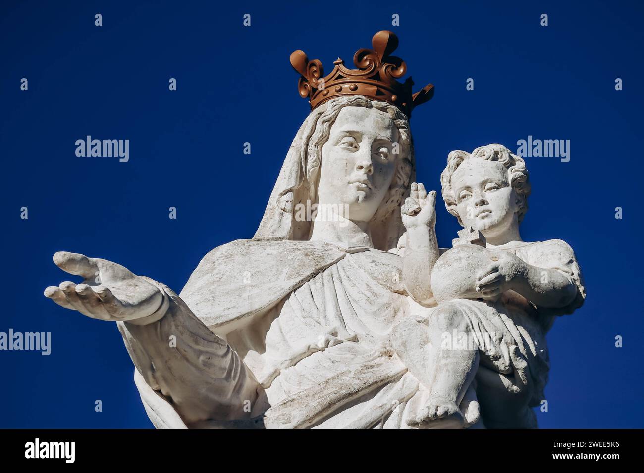 La Vergine di Monton, una statua di una Vergine con bambino situata in Francia a Veyre-Monton, nel dipartimento di Puy-de-Dome Foto Stock