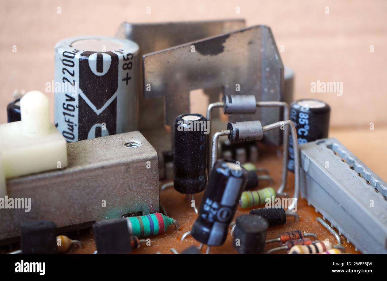 Componenti elettronici sulla scheda. Focalizzata sui diodi e sul condensatore. Foto Stock