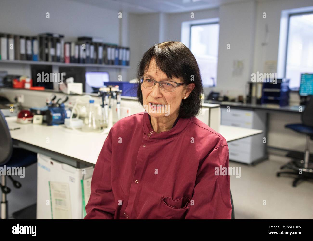 Jenny Harries, amministratore delegato dell'Agenzia per la sicurezza sanitaria del Regno Unito. È nel laboratorio di test del morbillo all'Heartlands Hospital di Birmingham. Foto Stock
