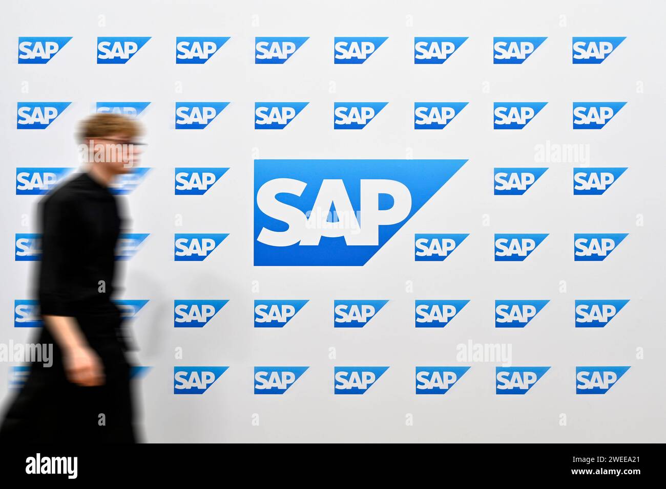 DAS Logo des software-Unternehmens SAP zu sehen auf der Messe Hannover. Die SAP se mit Sitz im baden-württembergischen Walldorf ist ein börsennotierter Softwarekonzern. Um sich künftig stärker auf KI zu konzentrieren, Will sich der Konzern umbauen und weltweit 8000 Stellen streichen - bereits vor einem Jahr hatte SAP etwa 3000 Jobs gestrichen. Themenbild, Symbolbild Hannover, 19.04.2023 Niedersachsen Deutschland *** il logo della società di software SAP in mostra alla fiera di Hannover SAP se, con sede a Walldorf, Baden-Württemberg, è un gruppo di software quotato per concentrarsi maggiormente sul settore Foto Stock