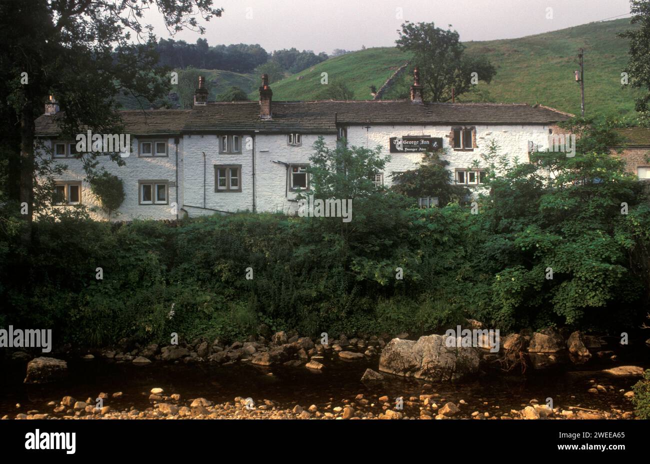 George Inn, Hubberholme, Upper Wharfedale nello Yorkshire Dales, North Yorkshire, River Wharf in primo piano. Inghilterra 1990s 1991 Foto Stock