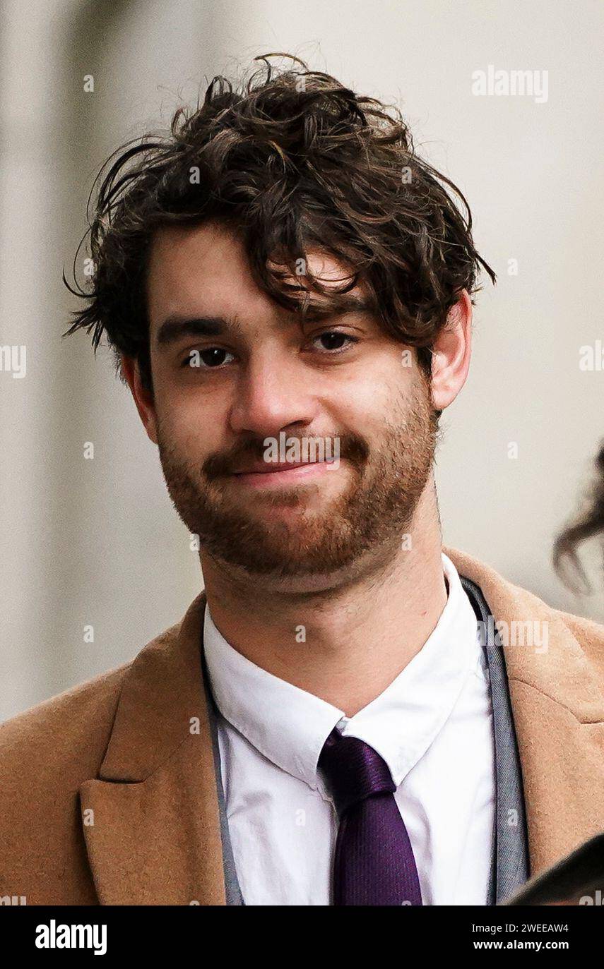 Il fratello di Constance Marten, Tobias Marten, arriva all'Old Bailey. Il processo di un aristocratico e del suo partner accusato per la morte della loro bambina dovrebbe iniziare giovedì. Constance Marten, 36 anni, e Mark Gordon, 49 anni, affrontano un processo dopo che la piccola Victoria è stata trovata morta su un'assegnazione a Brighton, nell'East Sussex, lo scorso marzo. Data immagine: Giovedì 25 gennaio 2024. Foto Stock