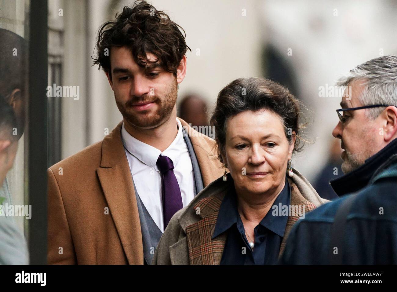 Il fratello di Constance Marten, Tobias Marten, e sua madre, Virginie de Selliers, arrivano all'Old Bailey. Il processo di un aristocratico e del suo partner accusato per la morte della loro bambina dovrebbe iniziare giovedì. Constance Marten, 36 anni, e Mark Gordon, 49 anni, affrontano un processo dopo che la piccola Victoria è stata trovata morta su un'assegnazione a Brighton, nell'East Sussex, lo scorso marzo. Data immagine: Giovedì 25 gennaio 2024. Foto Stock