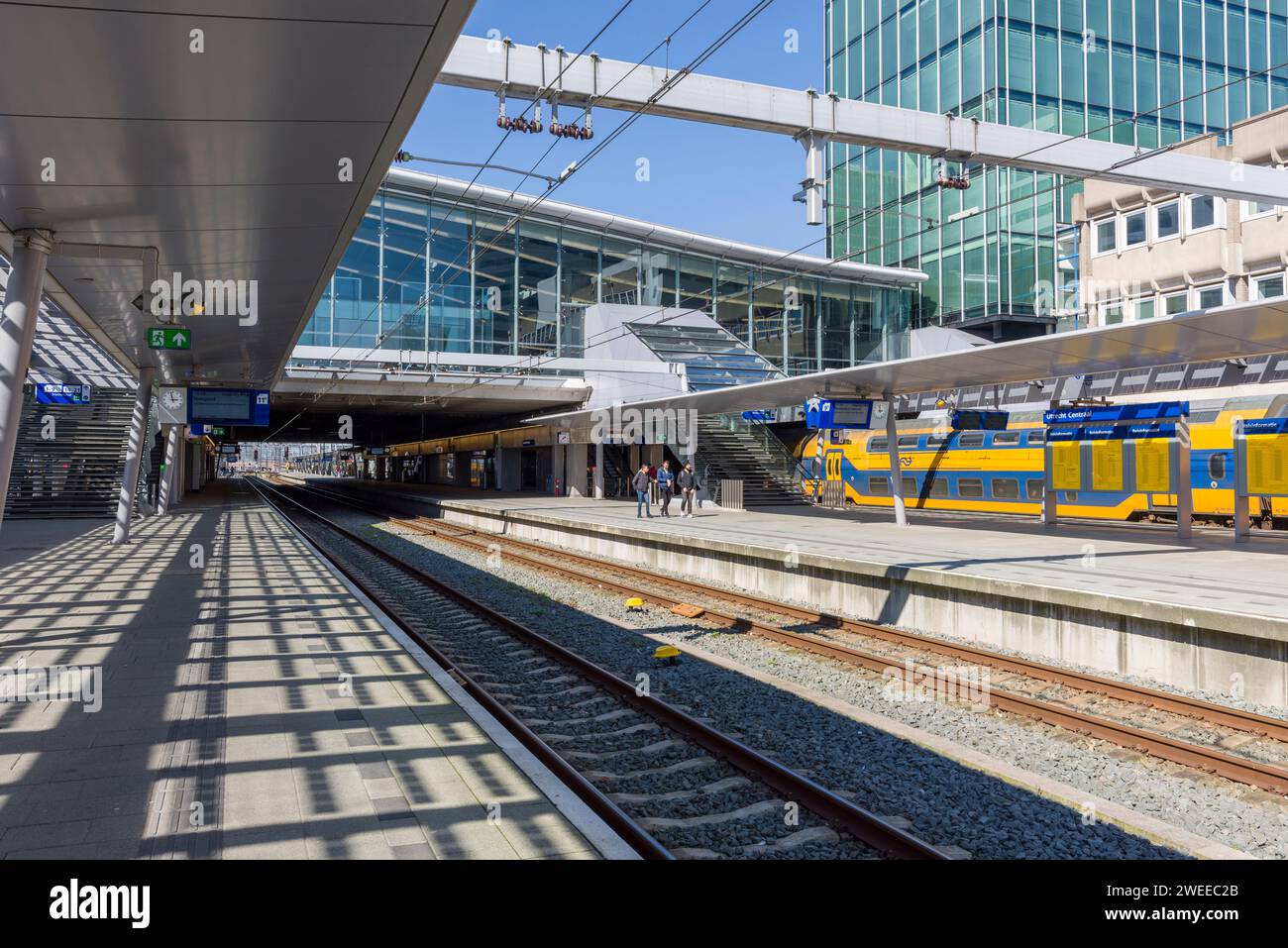 Piattaforme e binari ferroviari presso la stazione centrale di Utrecht nella città di Utrecht, Paesi Bassi, Europa. Foto Stock